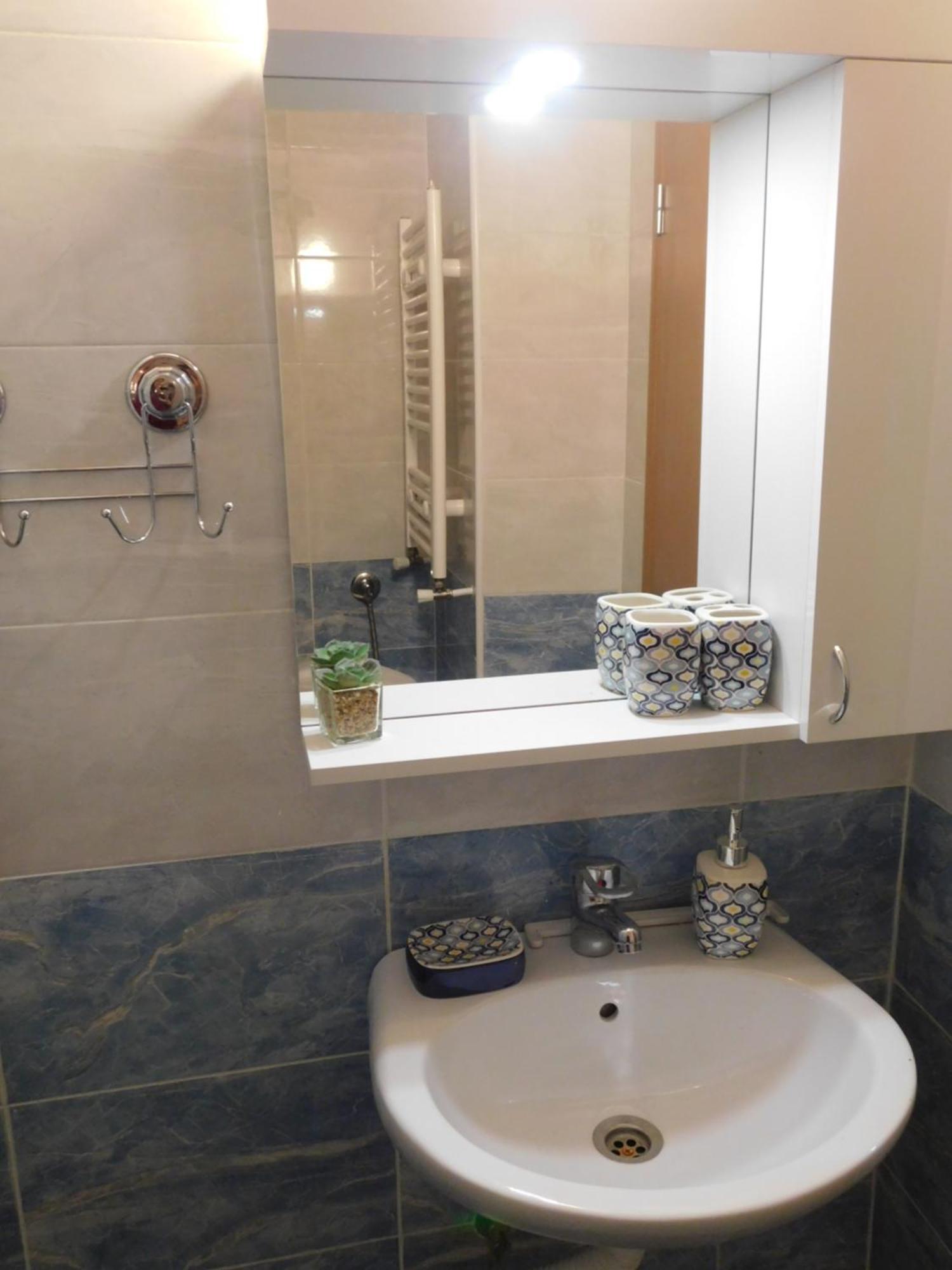 Spacious Modern With Private Parking Apartament